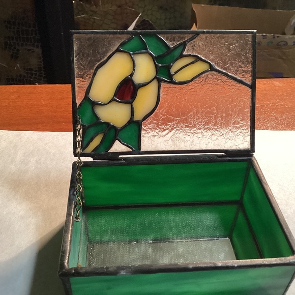 TRINKET BOX 🌼🌼🌼🌼🌼🌼🌼 Accessories - LEADED GLASS YELLOW ROSE FLOWER TRINKET BOX  really nice one 🌼🌼🌼🌼